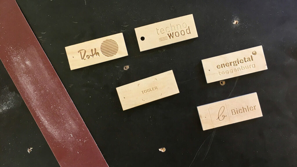 Schlüsselanhänger aus Holz mit eingefrästen Logos
