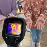 Kinder führen ein Experiment mit der Wärmebildkamera durch