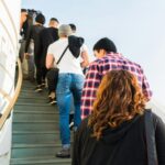 Menschen warten auf einer Treppe