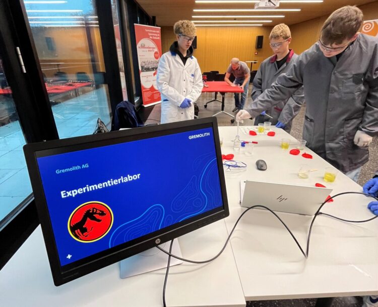 Beim Experimentierlabor 2025 werden sogar kleine Kunstwerke hergestellt.