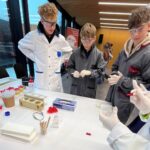 Schulkinder experimentieren am Stand der Gremolith