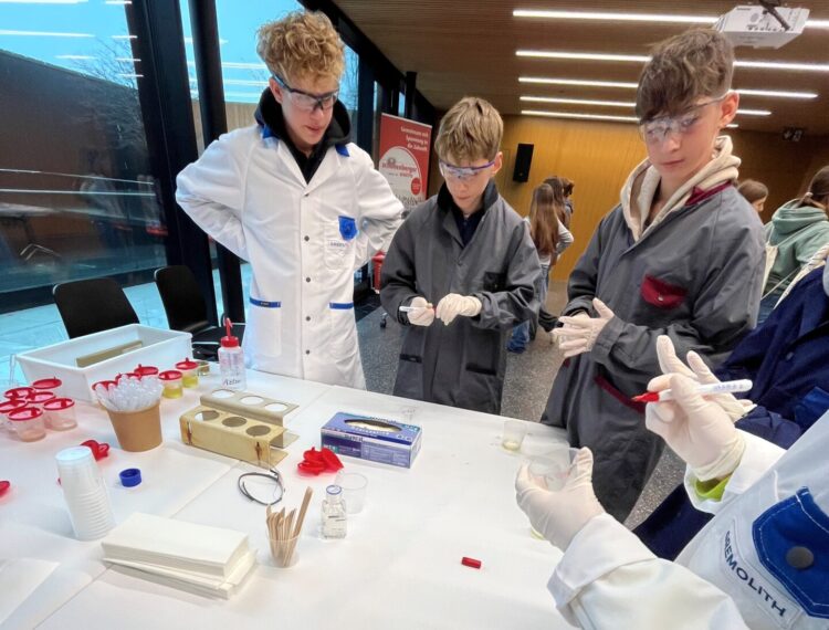 Schulkinder experimentieren am Stand der Gremolith