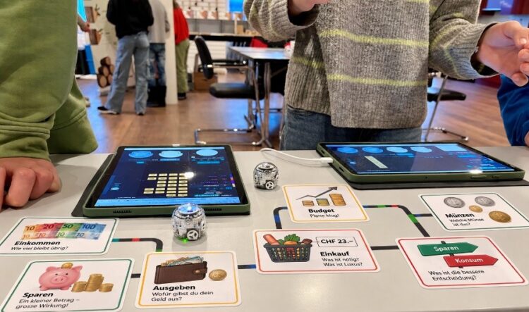 Spieltisch mit Spielbrett, Karten und Tablets